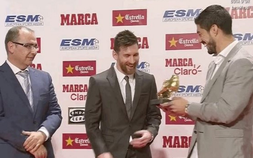 Lionel Messi receives the 4th Golden Shoe