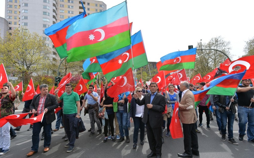 ​В Берлине турецкая и азербайджанская диаспоры провели многолюдный митинг