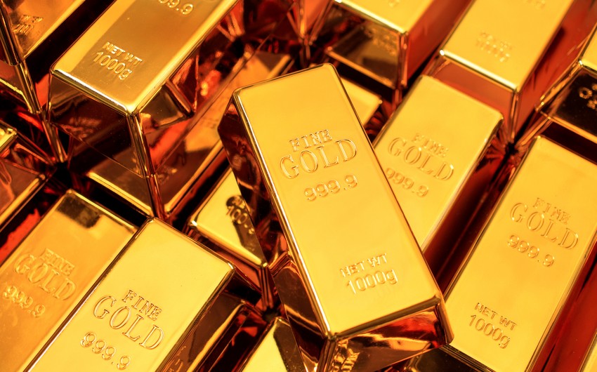 Gold rallies to record high 