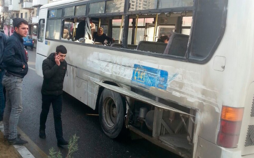 В Баку бетономешалка столкнулась с автобусом, есть пострадавшие
