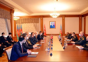 Министр обороны встретился с представителями компаний оборонной промышленности Турции