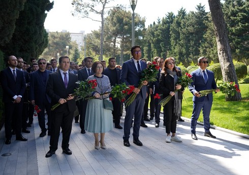 Руководство Минмолодежи и спорта посетило могилу великого лидера Гейдара Алиева