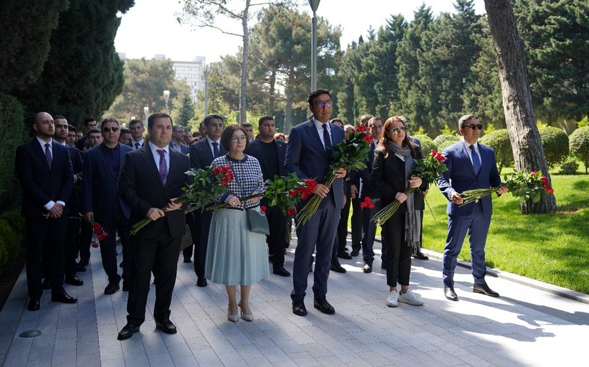 Руководство Минмолодежи и спорта посетило могилу великого лидера Гейдара Алиева