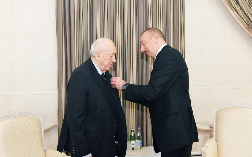 Президент Ильхам Алиев вручил народному художнику Таиру Салахову орден Эмек 1-й степени