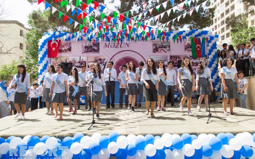 В школах Азербайджана отмечают Последний звонок