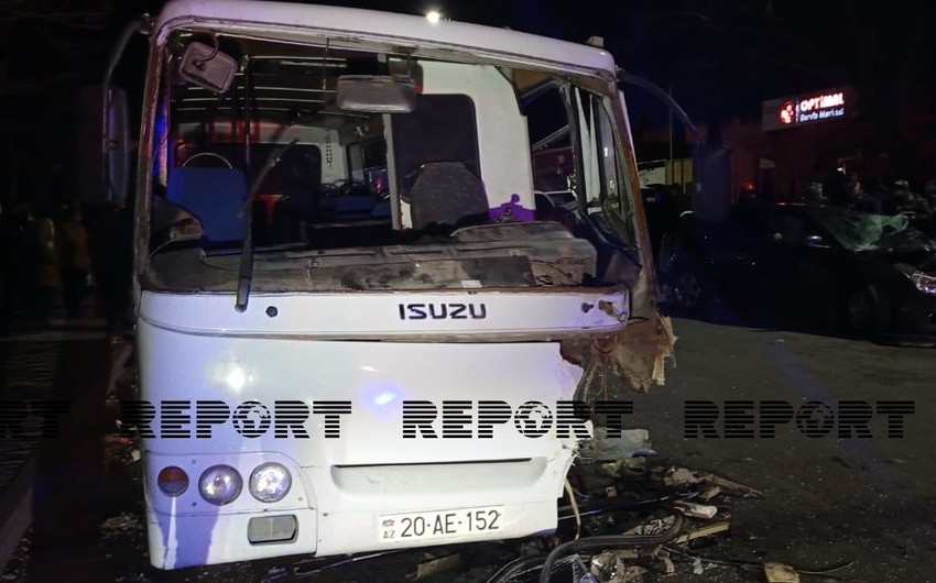 В Гяндже микроавтобус столкнулся с легковым автомобилем, есть пострадавшие
