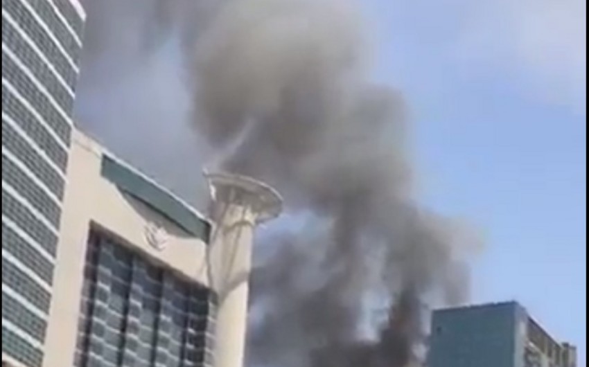 В строящемся небоскребе в Абу-Даби вспыхнул сильный пожар