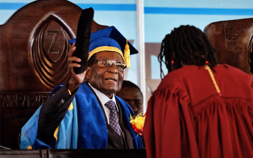 Мугабе впервые появился на публике после перехода власти в Зимбабве к военным