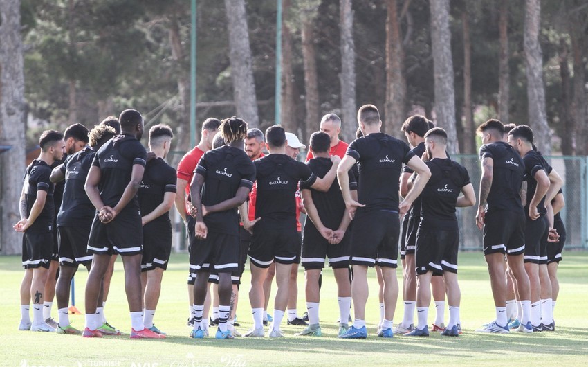 Neftçi Türkiyədəki toplanışa 23 futbolçu ilə yollanır