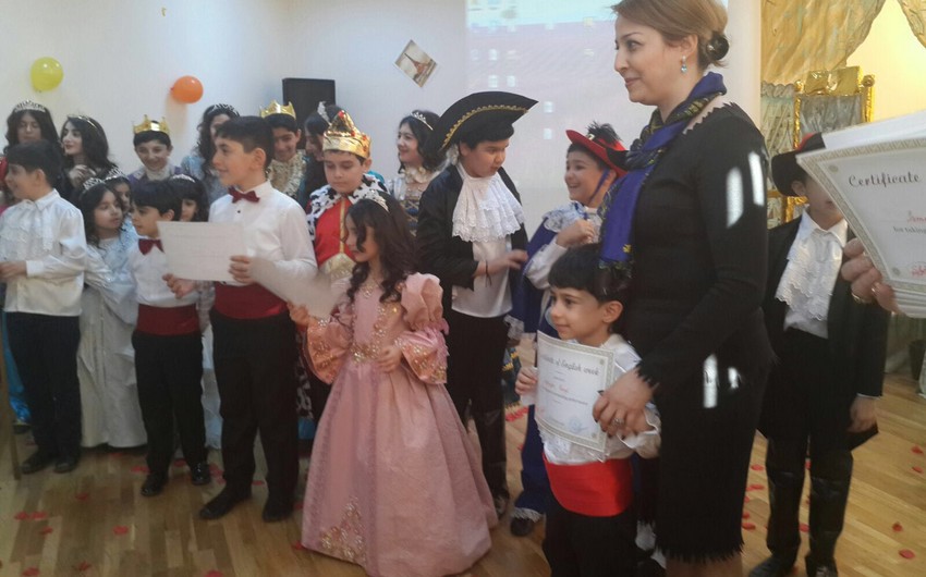 Бакинские школьники поставили спектакль по произведению Шекспира Король Лир на английском языке - ФОТО