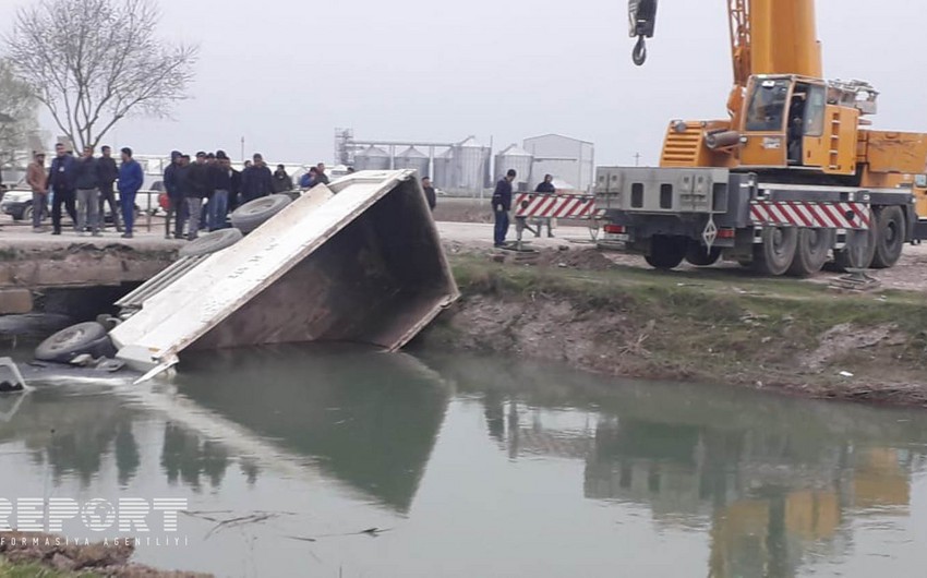 В Агсу грузовик упал в водный канал, водитель погиб - ВИДЕО