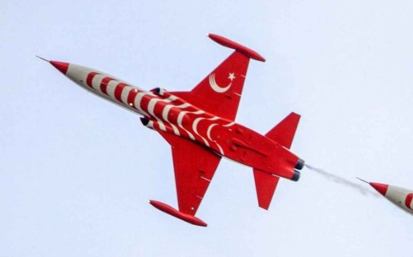 Aerobatic team training plane crashes in Türkiye