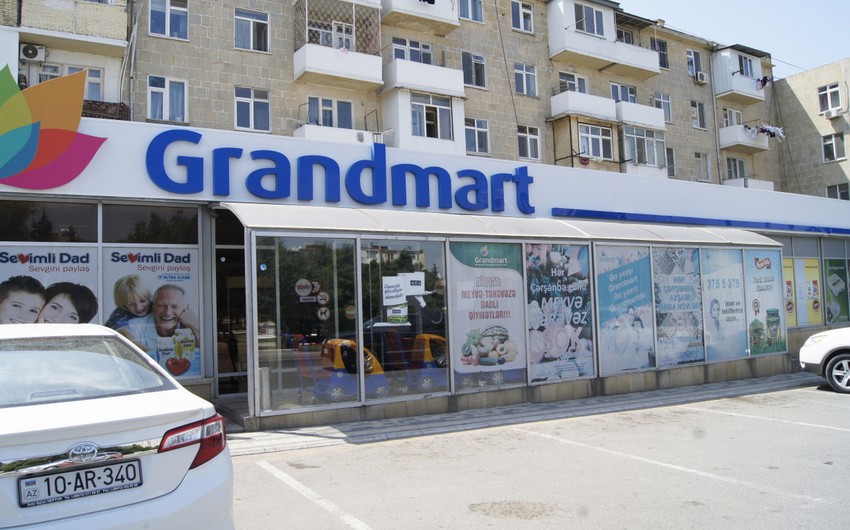 В Баку мужчина при попытке ограбить магазин ранил ножом сотрудника маркета