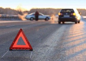 В Пираллахы автомобиль врезался в рекламный щит, водитель погиб