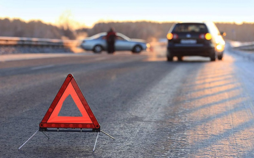 В Пираллахы автомобиль врезался в рекламный щит, водитель погиб