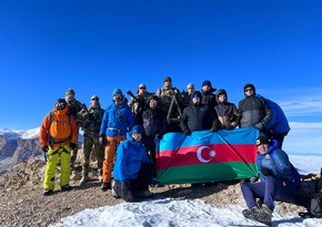 Депутаты и сотрудники аппарата Милли Меджлиса совершили восхождение на Пик Гейдара