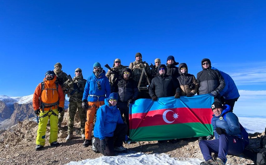 Депутаты и сотрудники аппарата Милли Меджлиса совершили восхождение на Пик Гейдара