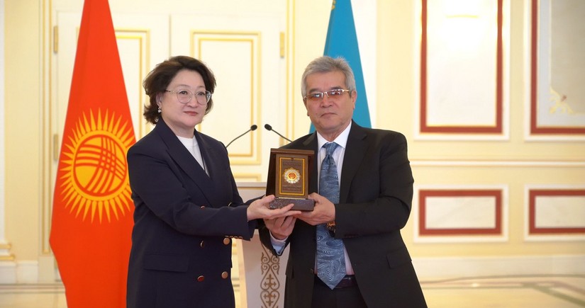 Глава Кыргызстана наградил президента Фонда тюркской культуры и наследия