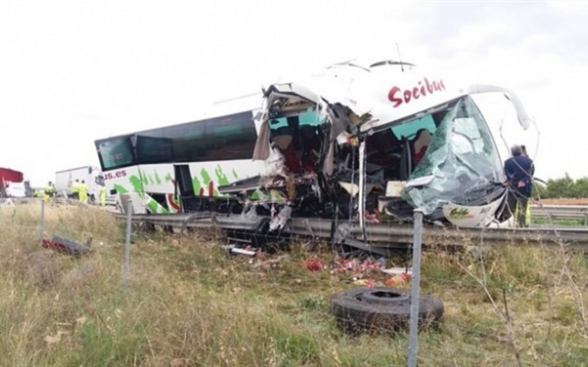 Bus crash in Spain kills 2, injures 16