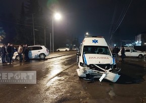 Lənkəranda təcili yardım avtomobili qəzaya düşüb, yaralılar var