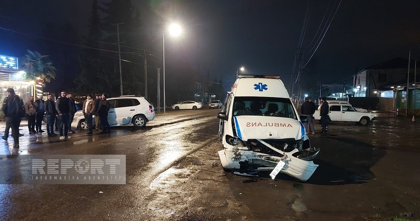 Lənkəranda təcili yardım avtomobili qəzaya düşüb, yaralılar var