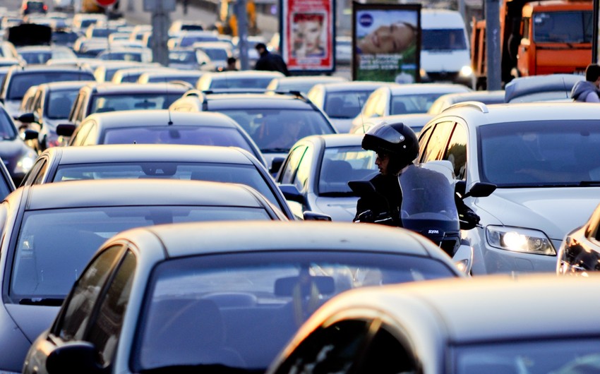 ​На основных дорогах Баку наблюдается интенсивное движение автомобилей