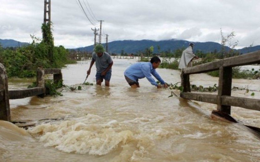 Floods in Vietnam leave 10 dead and 12 missing people
