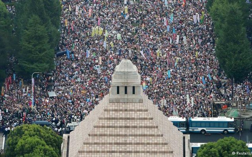 ​В Японии более 100 тысяч человек вышли на антивоенные протесты
