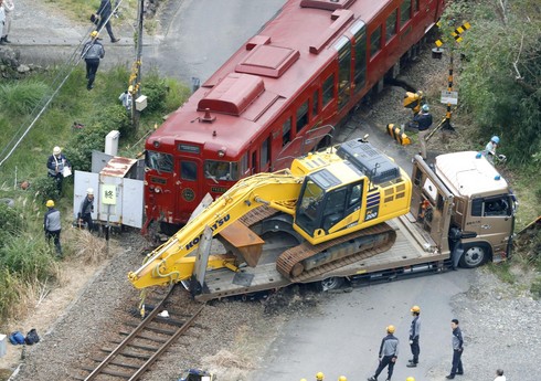 В Японии на железнодорожном переезде пассажирский поезд столкнулся с грузовиком