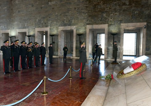 Азербайджанские генералы посетили мавзолей 