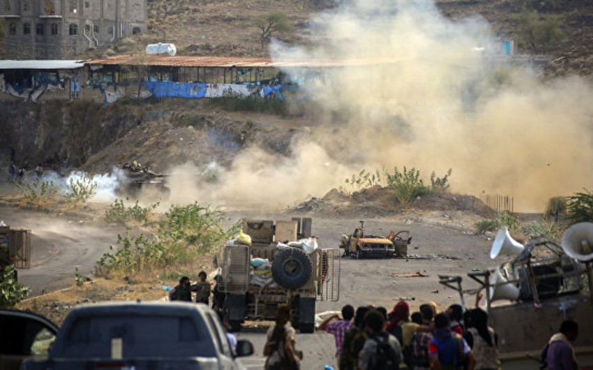 В Йемене при атаке смертника на колонну войск погибло восемь человек