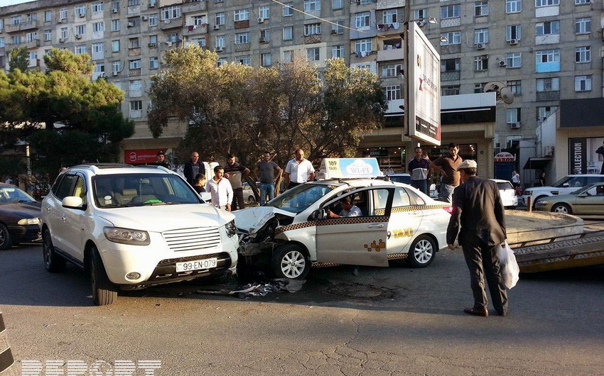 В Баку автомобиль службы такси совершил аварию - ФОТО