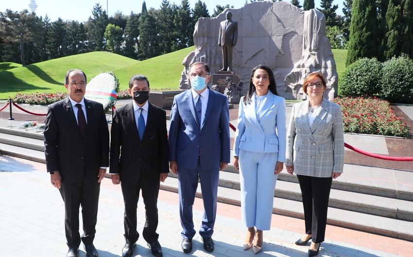 Azerbaijani, Turkish ombudsmen visit Alleys of Honor and Martyrs in Baku