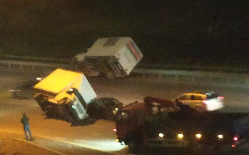 В Баку сильный ветер опрокинул грузовики