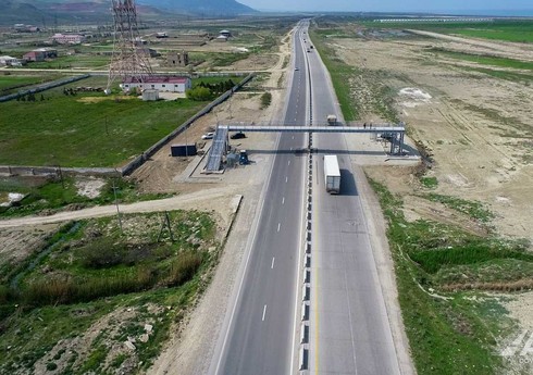 Завершается строительство нового надземного пешеходного перехода на дороге Баку-Губа
