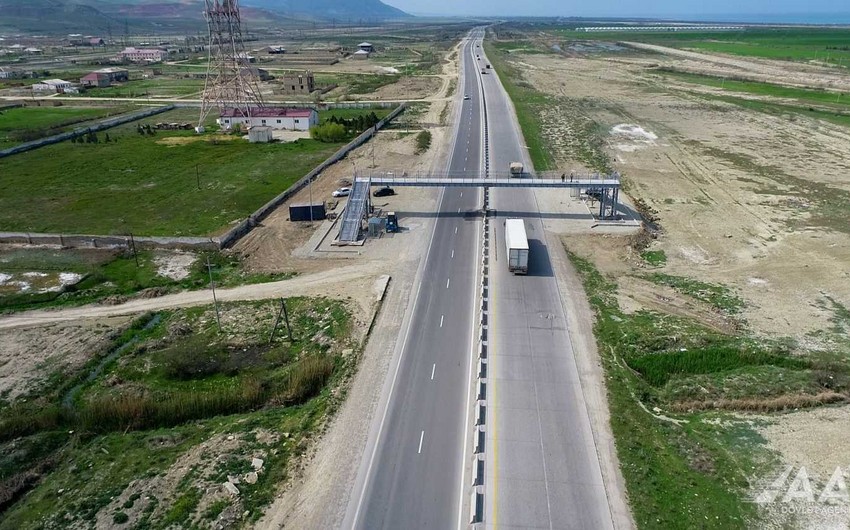 Завершается строительство нового надземного пешеходного перехода на дороге Баку-Губа