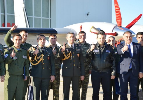 В Турции азербайджанские военнослужащие успешно завершили курс эксплуатации БПЛА "Акынджи"