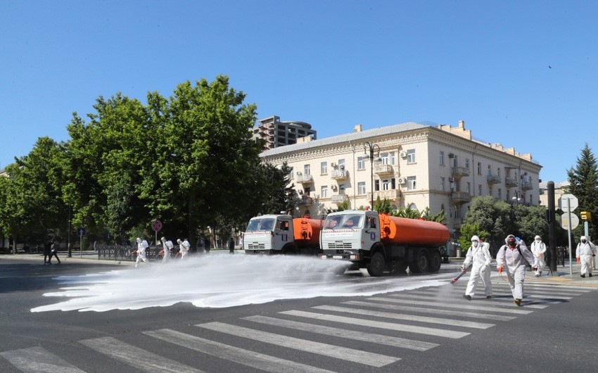 На главных улицах Баку проводится усиленная дезинфекция