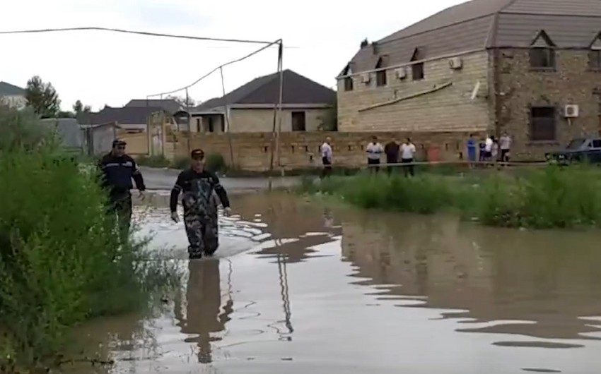 Дожди затопили некоторые районы Баку и Гянджи, ветер нанес ущерб зданию в Сумгайыте