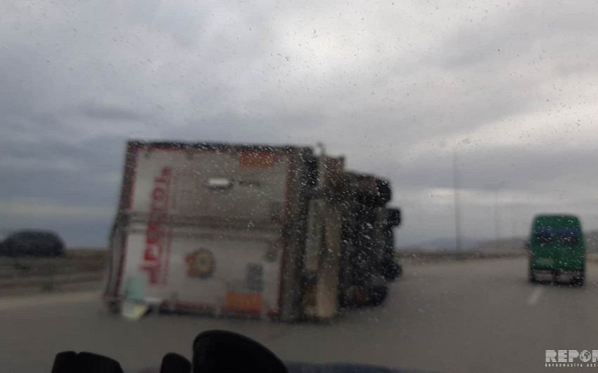 На трассе Алят-Астара перевернулись два большегрузных автомобиля - ФОТО