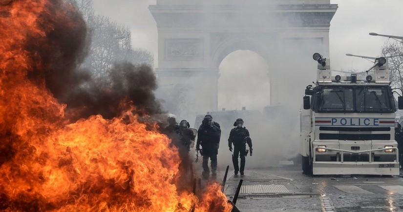 Париж готовится к беспорядкам после парламентских выборов