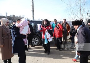 Traveler from Wales presents gifts to children of families living in Azerbaijan’s Shusha