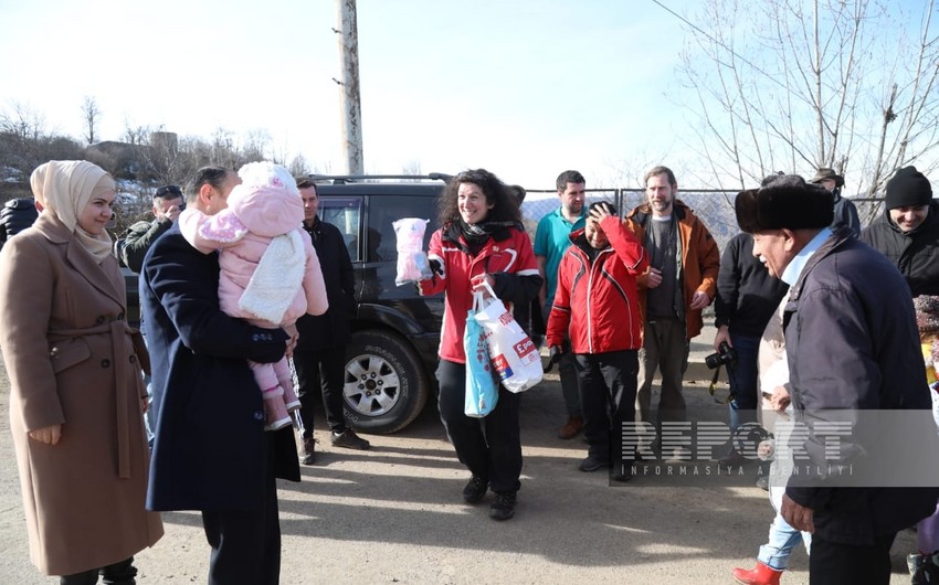Traveler from Wales presents gifts to children of families living in Azerbaijan’s Shusha