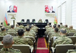 Azerbaijani Defense Minister meets with the leadership of Land Forces
