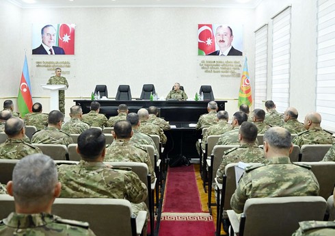 Министр обороны встретился с руководящим составом Сухопутных войск