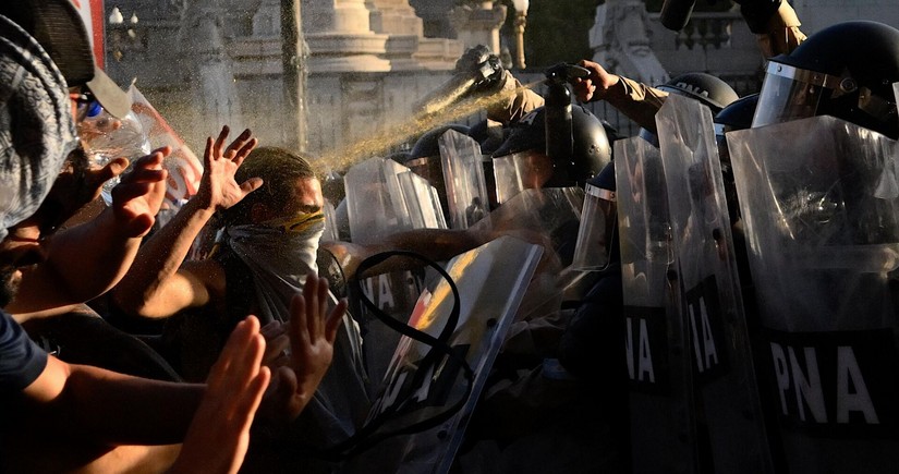 В Аргентине полиция применила слезоточивый газ против протестующих