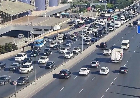 На нескольких улицах Баку затруднено движение транспорта