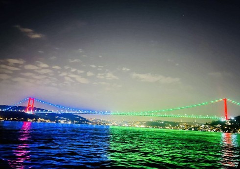 Знаменитые мосты в Стамбуле освещены цветами азербайджанского флага