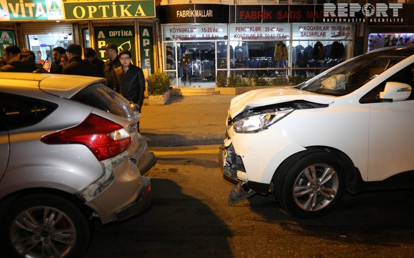 В Баку не соблюдавший дистанцию автомобиль въехал в уступавшую дорогу машину, пострадал пешеход - ФОТО