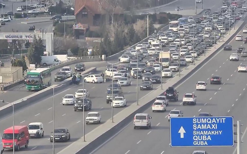 Avtovağzal Kompleksinin qarşısında yol qəzası sıxlığa səbəb olub - YENİLƏNİB